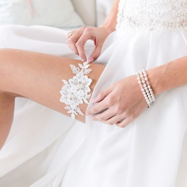 Jarretière de mariage fleurs en dentelle délicate brodées de perles bleues ou ivoire Jarretière de mariée de mariage