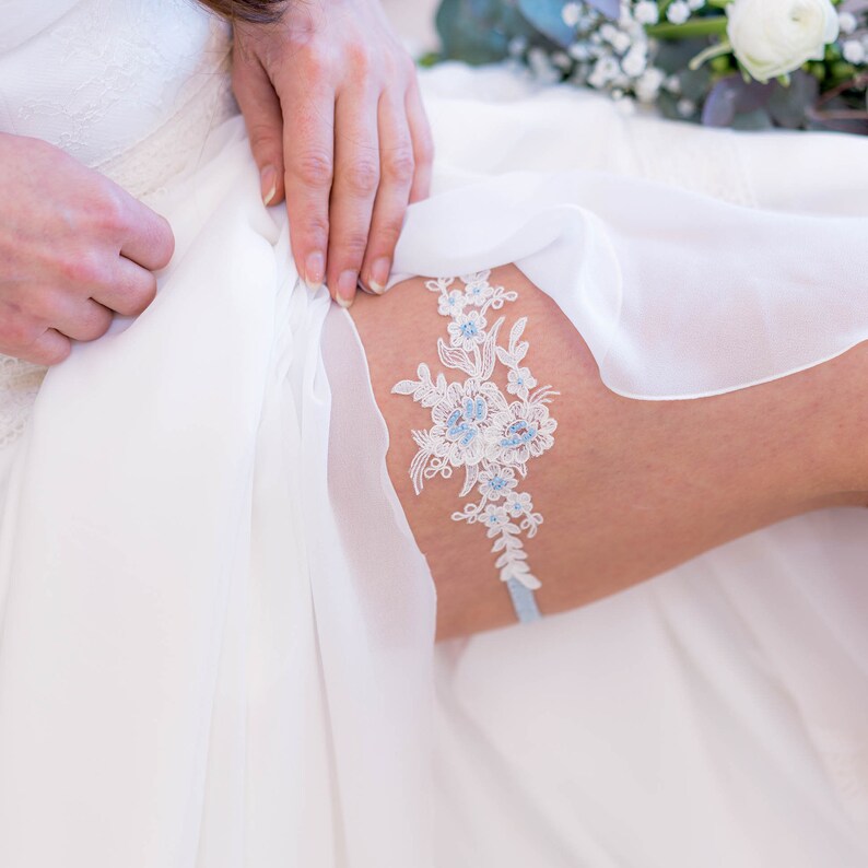 HOCHZEIT BRAUT STRUMPFBAND Spitzenblumen bestickt mit Perlen Boho Strumpfband für die Braut mit etwas blaues Bridal Garter Bild 3