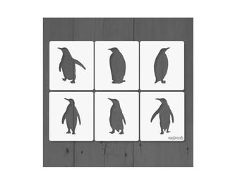 Può includere: Un set di sei stencil quadrati bianchi, ognuno con una distinta sagoma grigio scuro di un pinguino in varie pose. Lo stencil in basso a destra include il testo "mostencils" in un piccolo carattere corsivo sul bordo inferiore del design.