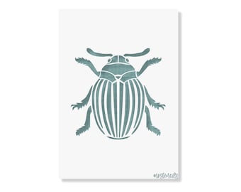 Può includere: Uno stencil raffigurante uno scarabeo stilizzato con una texture ad acquerello color verde acqua tenue. L'insetto ha sei zampe, due antenne e un guscio a righe. La parola mostencils è stampata in un piccolo carattere corsivo nell'angolo in basso.
