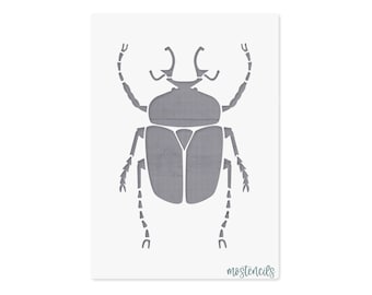 Può includere: Uno stencil rettangolare che presenta una silhouette grigia dettagliata e centrata di uno scarabeo con zampe e antenne segmentate. Il design è su uno sfondo bianco semplice, con il testo "mostencils" stampato in un carattere piccolo e scuro.