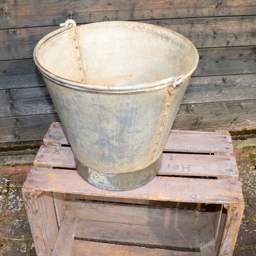 big old bucket, vingate bucket, garden bucket, water bucket,