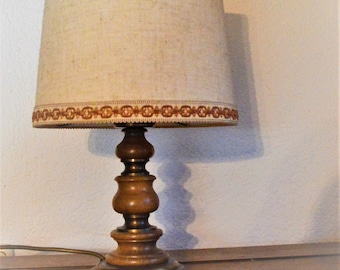 vintage Tischlampe aus Holz und Alt-Messing mit Stoffschirm