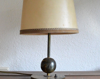 Aparte vintage Tischlampe in alt-Messing mit Stoffschirm