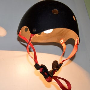 Lamp gemaakt van skaterhelm, ruiterhelm als stijlvolle plafondlamp.