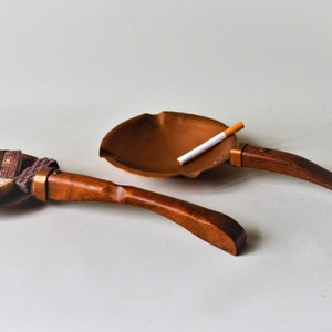 Cuencos antiguos de cobre y bronce con mango de madera.