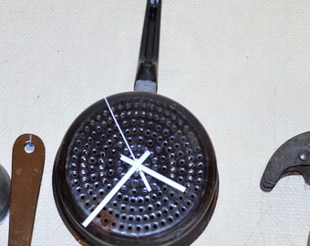 old metal sieve as a clock, kitchen clock, upcycling clock