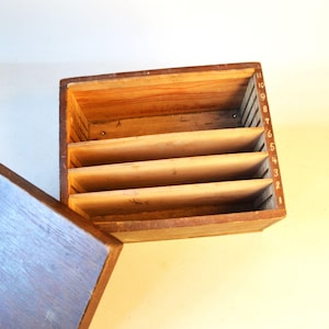 Vecchia scatola di legno con scomparti, scatola da ufficio, ufficio vintage