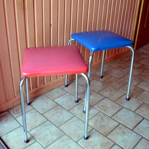 Alter Hocker mit Metallbeine und Kunstledersitz