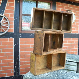 Vecchie scatole di legno con scomparti, cassetti vintage