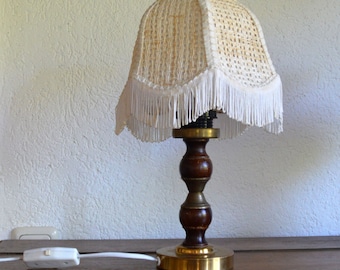 kleine Tischlampe aus Holz und Messing mit Stoffschirm