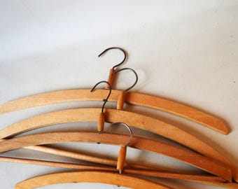 4 vintage coat hangers, S