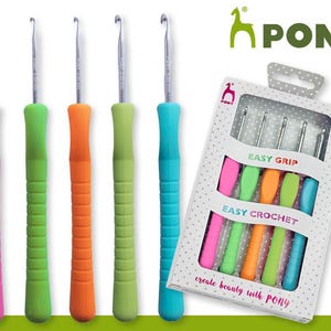 Könnte beinhalten: Häkelnadeln mit farbigen Griffen in Pink, Grün, Orange, Hellgrün und Blau. Die Häkelnadeln werden einzeln und in einer Verpackung mit der Aufschrift "Easy Grip" und "Easy Crochet" sowie dem PONY-Logo präsentiert.