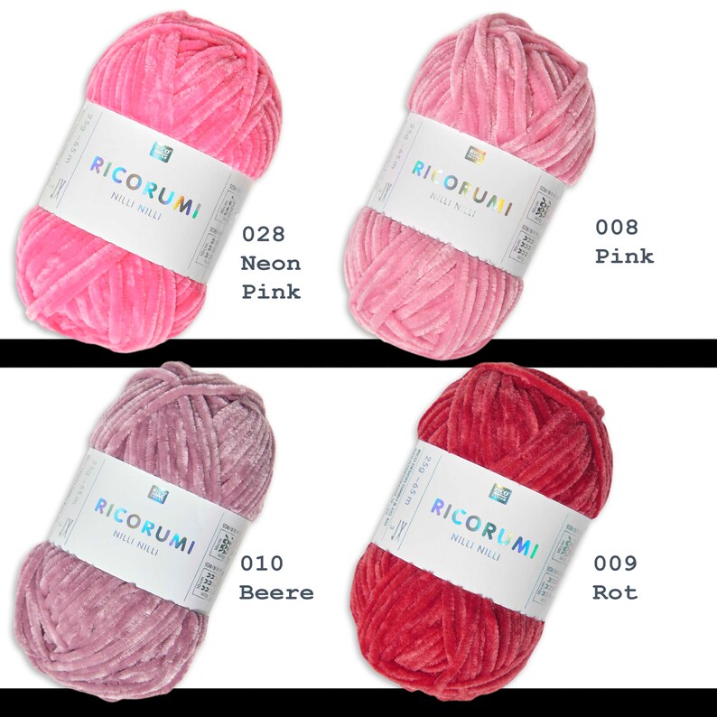 K&ouml;nnte beinhalten: Vier Kn&auml;uel Garn in verschiedenen Farben: Neonrosa, Rosa, Mauve und Rot. Jedes Kn&auml;uel hat ein Etikett mit der Aufschrift "RICORUMI NILLI NILLI" und einer Nummer. Die Nummern sind 028, 008, 010 und 009. Die Farben sind mit Neonrosa, Rosa, Beere und Rot beschriftet.