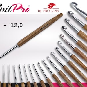 Könnte beinhalten: Ein Set mit 12 Knit Pro Häkelnadeln aus Holz mit Metallhaken. Die Häkelnadeln sind in den Größen von 0,5 mm bis 12,0 mm erhältlich. Die Häkelnadeln sind aus Holz gefertigt und haben eine natürliche Oberfläche.