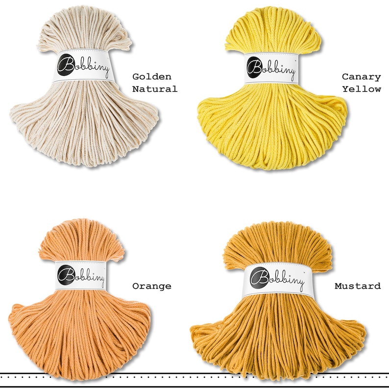 K&ouml;nnte beinhalten: Vier B&uuml;ndel Bobbiny-Kordel in einer Gitteranordnung. Die Farben sind als Golden Natural, Canary Yellow, Orange und Mustard beschriftet. Jedes B&uuml;ndel ist mit einer wei&szlig;en Papierbanderole versehen, die das Bobbiny-Logo in schwarzer Schrift zeigt.
