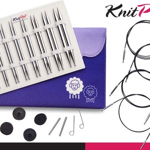 Könnte beinhalten: Knit Pro Set mit austauschbaren Stricknadeln, mit einer violetten Tasche, 4 Sätzen von Kabeln, 4 Endkappen, 2 Maschenmarkierern und einem Kabelschlüssel. Die Tasche hat ein weißes Schafdesign mit dem Text "Knit Pro" darauf.