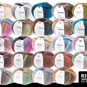 Puede incluir: Una colección de ovillos de lana coloridos, cada uno con la etiqueta "melange". Los ovillos son de varios tonos, incluyendo azul, verde, rosa y marrón. La imagen también incluye el logotipo "RICO DESIGN".