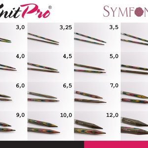 Peut inclure: Aiguilles à tricoter interchangeables Knit Pro Symfonie dans une variété de tailles de 3,0 mm à 15,0 mm. Les aiguilles sont en bois et ont un design coloré et multicolore.