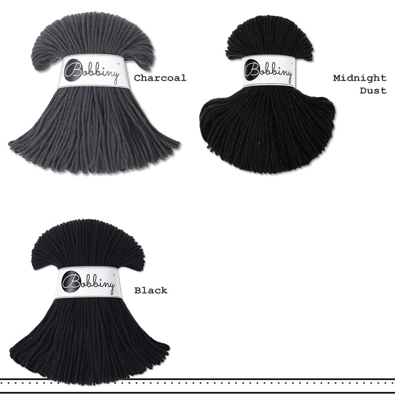 K&ouml;nnte beinhalten: Drei Kordelb&uuml;ndel in den Farben Charcoal, Midnight Dust und Black. Jedes B&uuml;ndel ist mit einer wei&szlig;en Papierbanderole mit dem Text Bobbiny versehen. Die Charcoal-Kordel ist dunkelgrau, Midnight Dust ist schwarz gesprenkelt und Black ist einfarbig.