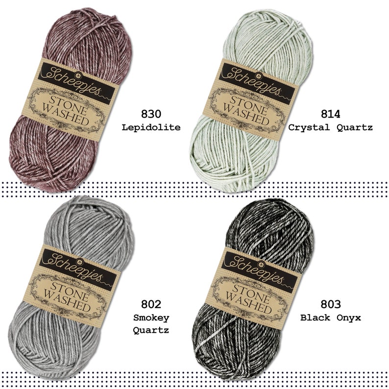K&ouml;nnte beinhalten: Vier Kn&auml;uel Scheepjes Stone Washed Garn in verschiedenen Farben: Lepidolith, Kristallquarz, Rauchquarz und Schwarz Onyx. Jedes Kn&auml;uel hat ein Etikett mit dem Markennamen und der Garnart.