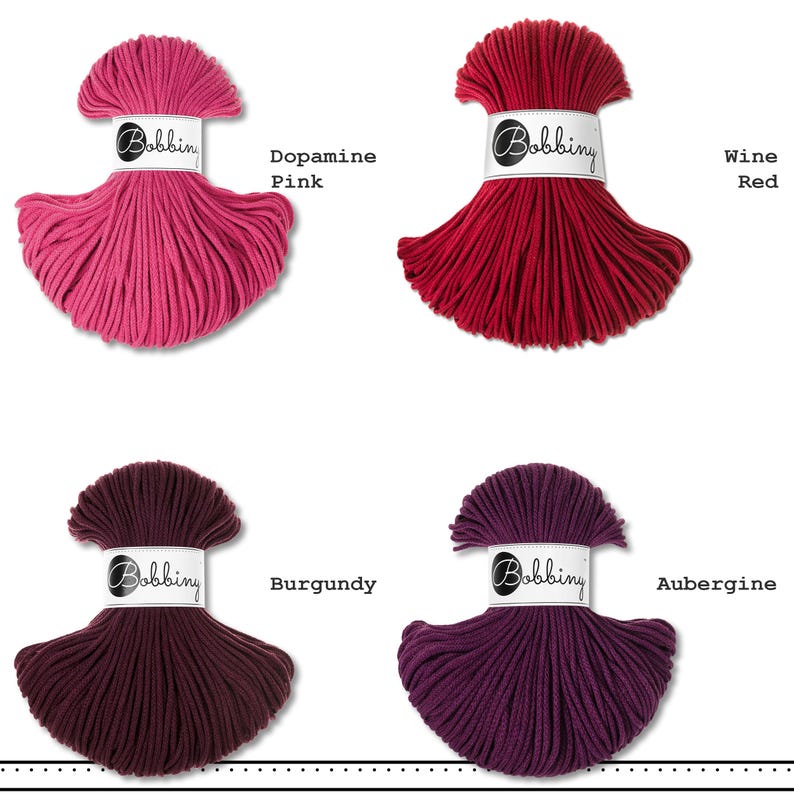 K&ouml;nnte beinhalten: Vier Kordelb&uuml;ndel in einer Gitteranordnung, jeweils mit einer wei&szlig;en Papierbanderole mit der Aufschrift Bobbiny versehen. Die Farben sind Dopamine Pink, Wine Red, Burgundy und Aubergine. Jedes B&uuml;ndel besteht aus mehreren f&auml;cherf&ouml;rmigen Kordeln.