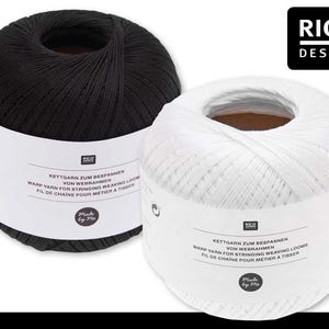 Könnte beinhalten: Zwei Knäuel Garn, eines schwarz und eines weiß, zum Bespannen von Webrahmen. Das Etikett lautet "Kettgarn zum Bespannen von Webrahmen Warp yarn for stringing weaving looms Fil de chaine pour metier a tisser Made by Me Rico Design 50g".