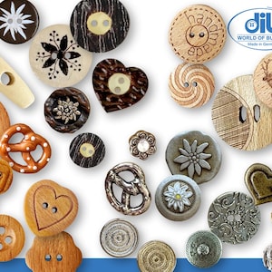 Puede incluir: Una colección de botones decorativos en varias formas, tamaños y materiales. Los botones incluyen opciones de madera, metal y plástico, con diseños como flores, corazones, pretzels y ciervos. Algunos botones tienen el texto "handmade" y "dill WORLD OF BUTTONS Made in Germany".