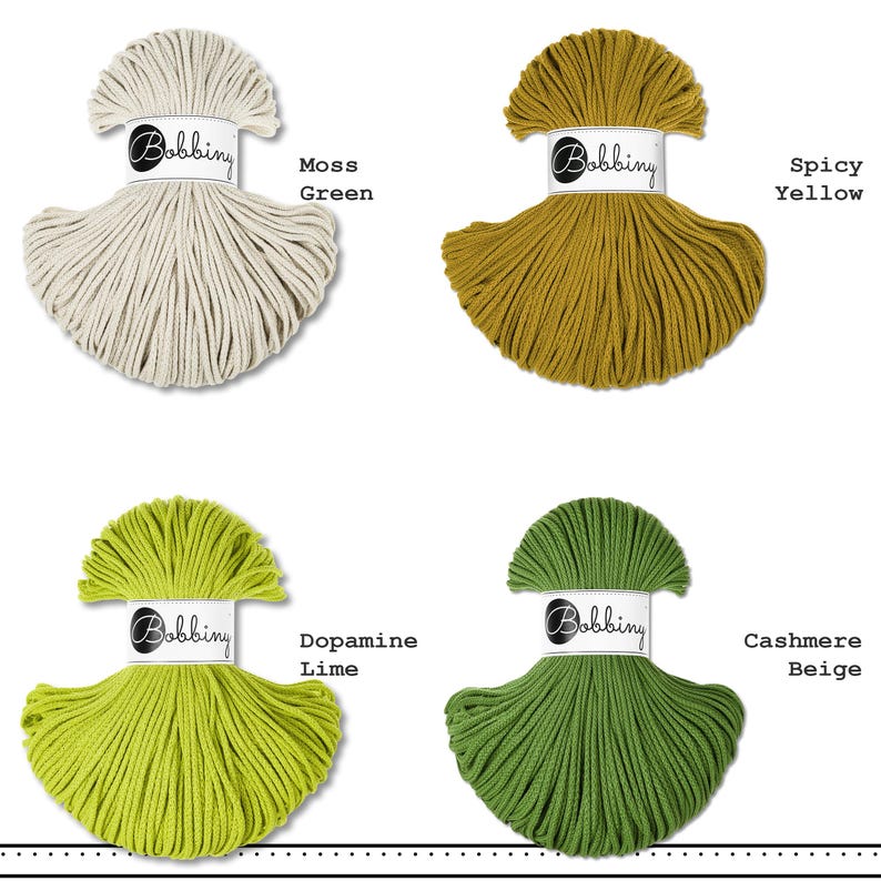 K&ouml;nnte beinhalten: Vier Str&auml;nge Bobbiny-Kordel in einer Gitteranordnung. Die Farben sind als Moss Green, Spicy Yellow, Dopamine Lime und Cashmere Beige beschriftet. Jeder Strang ist mit einer wei&szlig;en Papierbanderole mit dem schwarzen Bobbiny-Logo versehen.