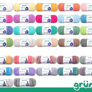 Könnte beinhalten: Eine Sammlung farbenfroher Garnknäuel, jeweils mit der Aufschrift "gründl Pluma uni." Die Knäuel sind in verschiedenen unifarbenen Farben erhältlich, darunter Weiß, Gelb, Orange, Rosa, Blau, Grün und Grau, sowie in verschiedenen Farbtönen. Das Wort "gründl" ist ebenfalls in Grün zu sehen.