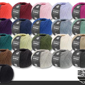 Op de afbeelding: Een verzameling kleurrijke bollen garen in diverse tinten, waaronder rood, roze, blauw, groen en grijs. Elke bol heeft een label met "MEILENWEIT ALPACA". Het Lana Grossa-logo is rechtsonder zichtbaar. Ideaal voor brei- en haakprojecten.