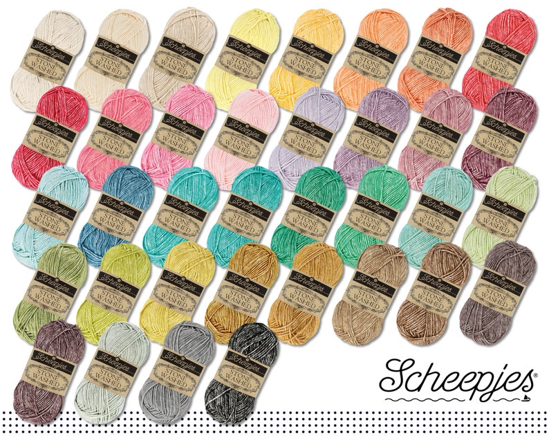 K&ouml;nnte beinhalten: Eine Sammlung von 36 Garnkn&auml;uel in verschiedenen Farben, darunter Beige, Rosa, Rot, Gelb, Orange, Gr&uuml;n, Blau und Grau. Jedes Kn&auml;uel ist mit "Scheepjes Stone Washed" gekennzeichnet.