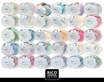 Könnte beinhalten: Eine Sammlung von dreißig Knäueln Rico Baby Dream dk Garn, angeordnet in fünf Reihen zu je sechs Stück. Jedes Knäuel hat ein weißes, wolkenförmiges Etikett mit dem Text Rico Baby Dream dk und einem Hasensymbol sowie verschiedenen Pastellmustern.
