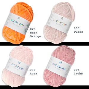 K&ouml;nnte beinhalten: Vier Kn&auml;uel Garn in verschiedenen Farben: Neonorange, Hellrosa, Dunkelrosa und Lachsrosa. Jedes Kn&auml;uel hat ein Etikett mit der Aufschrift "RICORUMI" und einer Nummer. Die Nummern sind 029, 005, 006 und 007. Die Farben sind mit Neonorange, Puder, Rosa und Lachs gekennzeichnet.