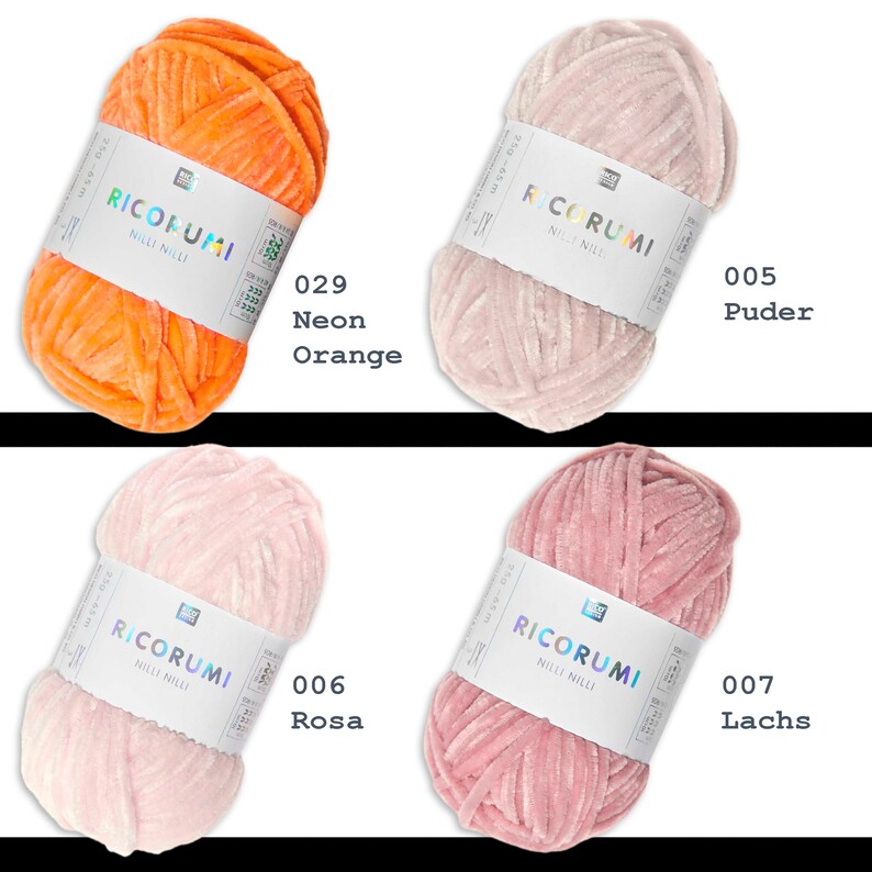 K&ouml;nnte beinhalten: Vier Kn&auml;uel Garn in verschiedenen Farben: Neonorange, Hellrosa, Dunkelrosa und Lachsrosa. Jedes Kn&auml;uel hat ein Etikett mit der Aufschrift "RICORUMI" und einer Nummer. Die Nummern sind 029, 005, 006 und 007. Die Farben sind mit Neonorange, Puder, Rosa und Lachs gekennzeichnet.