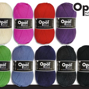 Könnte beinhalten: Zehn Knäuel Opal-Garn in verschiedenen Farben, darunter Weiß, Rosa, Rot, Lila, Grün, Blau, Marine, Grau und Schwarz. Jedes Knäuel trägt ein Etikett mit der Aufschrift "Opal Pullover & Sockenwolle" in deutscher Sprache.