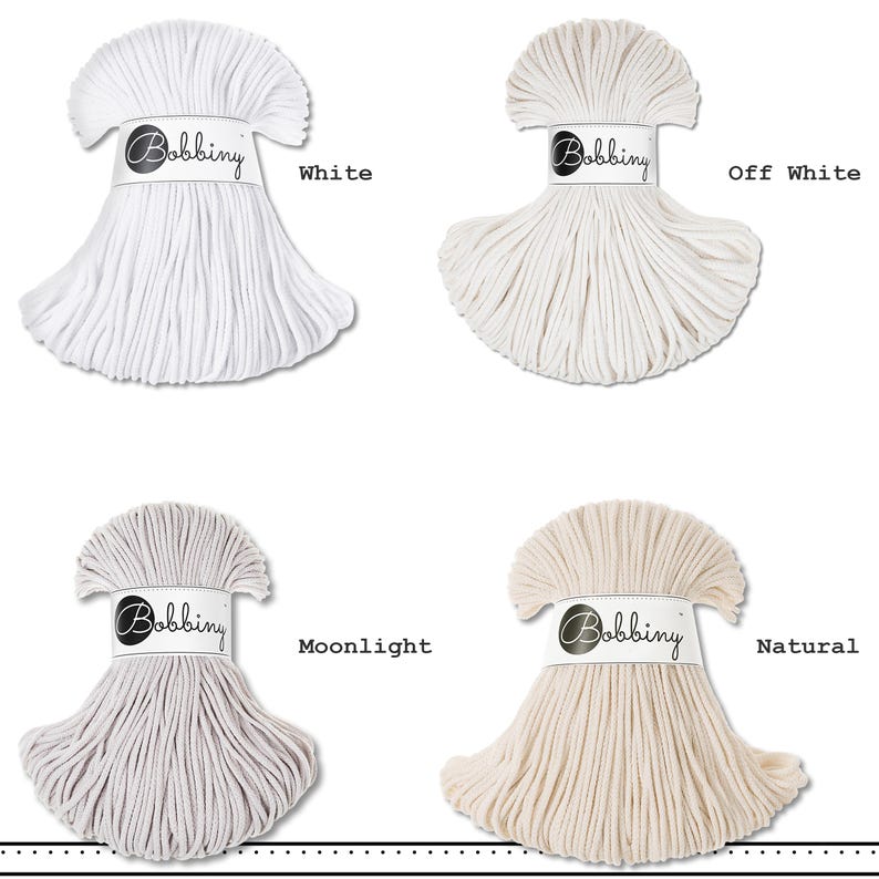 K&ouml;nnte beinhalten: Vier B&uuml;ndel Bobbiny-Baumwollkordel in einer Rasteranordnung. Jedes B&uuml;ndel ist mit einer wei&szlig;en Papierbanderole mit dem Bobbiny-Logo versehen. Die Farben sind als White, Off White, Moonlight und Natural beschriftet und zeigen T&ouml;ne in Reinwei&szlig;, Creme, Hellgrau und Beige.