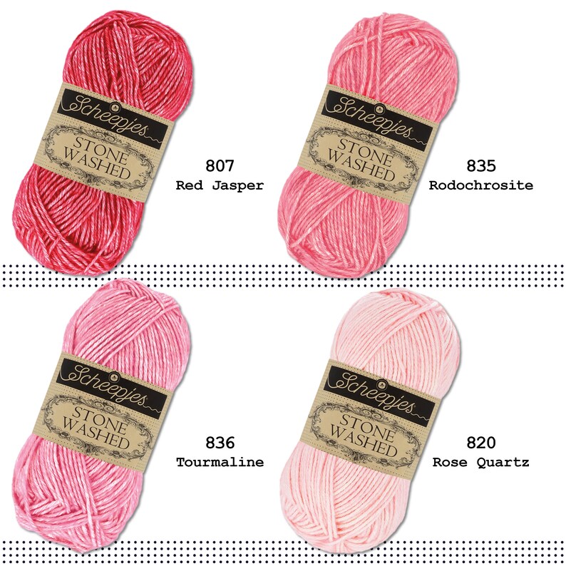 K&ouml;nnte beinhalten: Vier Kn&auml;uel Scheepjes Stone Washed Garn in verschiedenen Rosat&ouml;nen. Das Garn ist mit dem Farbnamen und der Nummer gekennzeichnet: 807 Red Jasper, 835 Rodochrosite, 836 Tourmaline und 820 Rose Quartz.