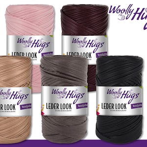 Può includere: Cinque rocchetti di filato Wooly Hugs Leder Look in diversi colori: rosa, bordeaux, beige, grigio e nero. Ogni rocchetto ha il nome del marchio e "Leder Look" stampato su un'etichetta.