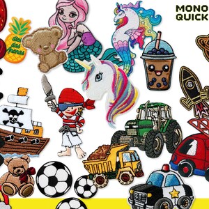 Könnte beinhalten: Eine Sammlung von aufgestickten Aufnähern mit verschiedenen Designs. Enthält eine Erdbeere, Kirschen, einen Totenkopf, ein Piratenschiff, einen Teddybären, eine Meerjungfrau, ein Einhorn, Bubble Tea, eine Rakete, einen Planeten, einen Piraten, einen Traktor, einen Muldenkipper, einen Fußball, einen Regenbogen, ein Feuerwehrauto und ein Polizeiauto.