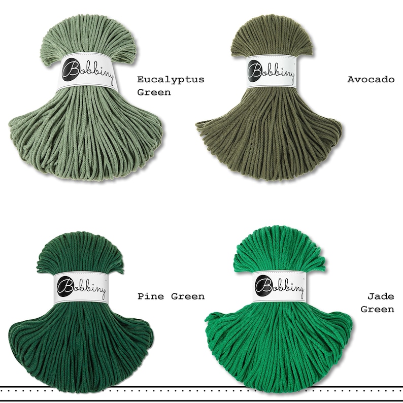 K&ouml;nnte beinhalten: Vier Str&auml;nge Bobbiny-Kordel in einer Gitteranordnung, jeweils mit einer wei&szlig;en Papierbanderole mit dem Text Bobbiny versehen. Die Farben sind als Eucalyptus Green, Avocado, Pine Green und Jade Green beschriftet und zeigen verschiedene Gr&uuml;nt&ouml;ne.
