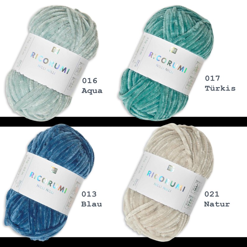 K&ouml;nnte beinhalten: Vier Kn&auml;uel Garn in verschiedenen Farben: Aqua, T&uuml;rkis, Blau und Beige. Jedes Kn&auml;uel hat ein Etikett mit der Aufschrift "Ricorumi" und einer Nummer. Die Nummern sind 016, 017, 013 und 021.