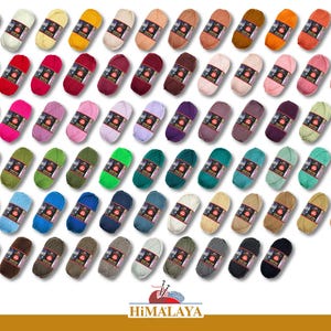 Puede incluir: Una colección de madejas de hilo coloridas en varios tonos, incluyendo blanco, rojo, rosa, verde, azul y marrón. Cada madeja está envuelta con una etiqueta. La imagen presenta una amplia gama de colores, perfecta para proyectos de tejido y ganchillo.
