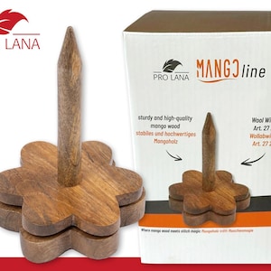 Könnte beinhalten: Ein Wollwickler aus Mangoholz mit blütenförmigem Sockel und einem zentralen, spitz zulaufenden Pfosten. Der Wickler wird neben seiner Verpackung gezeigt, die die Logos "PRO LANA" und "MANGO line" enthält.