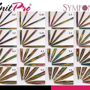 Könnte beinhalten: Knit Pro Symfonie interchangeable Stricknadeln in verschiedenen Größen von 2,0 mm bis 8,0 mm. Die Nadeln sind aus Holz und haben ein farbenfrohes, mehrfarbiges Streifenmuster.