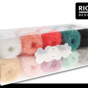 Könnte beinhalten: Eine transparente Plastikbox gefüllt mit zehn Garnknäueln in verschiedenen Farben, darunter Weiß, Pfirsich, Rosa, Rot, Grün, Grau und Schwarz. Das Garn ist mit "Bubble" und "RICO DESIGN" gekennzeichnet.