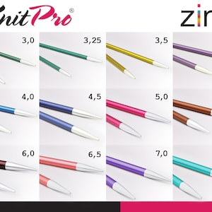 Könnte beinhalten: Knit Pro Zing austauschbare Stricknadeln in verschiedenen Größen und Farben. Die Nadeln sind aus Metall und haben eine glatte Oberfläche. Die Größen sind in Millimetern angegeben.