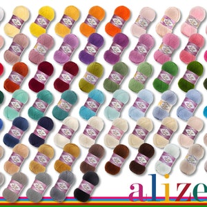 Può includere: Una collezione di 72 gomitoli di filato in vari colori, tra cui rosso, blu, verde, giallo, arancione, viola, rosa, marrone e grigio. Il filato è disposto in file ed è etichettato con il marchio "alize".