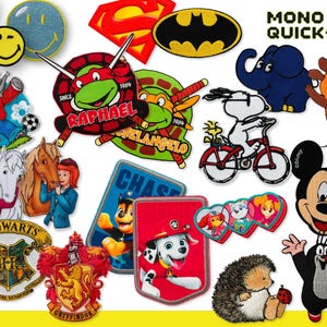 Könnte beinhalten: Eine Sammlung bunter, gestickter Aufnäher mit Cartoon-Figuren und Logos. Designs umfassen ein Batman-Symbol, ein Superman-Logo, ein Smiley und Figuren von Paw Patrol, Teenage Mutant Ninja Turtles und Disney.