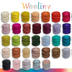 Puede incluir: Una variedad de colores de lana en ovillos. La lana está dispuesta en filas de 6 ovillos cada una. La lana es del mismo tamaño y está hecha de un material suave y esponjoso. La lana es perfecta para tejer o hacer ganchillo.